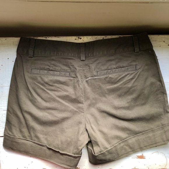 Banana Republic Olive Green Cuffed 4" Shorts - Picture 6 of 9